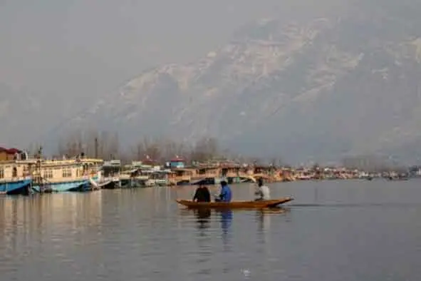 Slight respite from cold conditions in Kashmir, Srinagar records minus 2°C